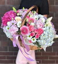 Композиция солнечный день в Городки Цветочная композиция из Розы, Хризантемы, Пионы и Лизиантусы в корзине в Городки
